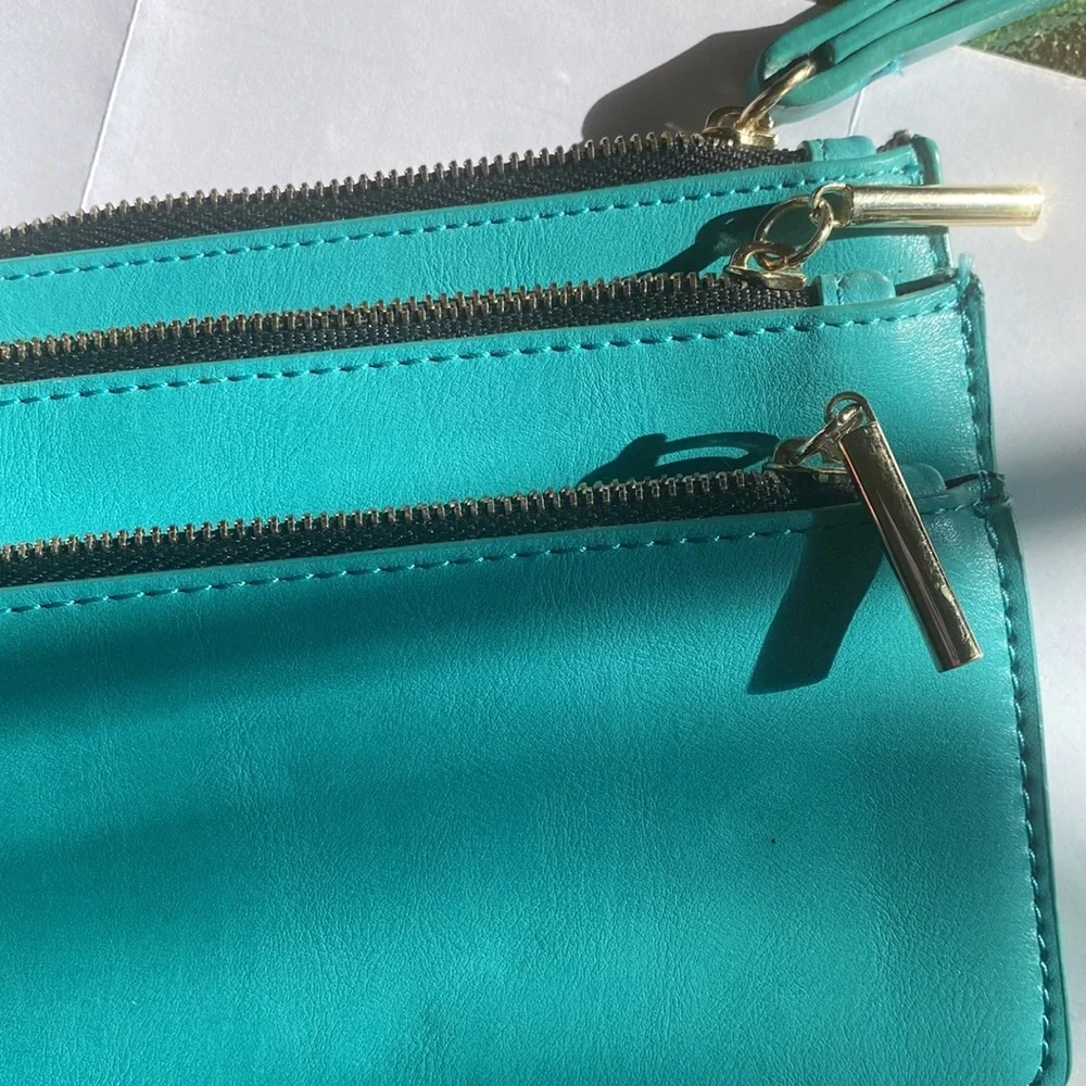no brand teal wristlet